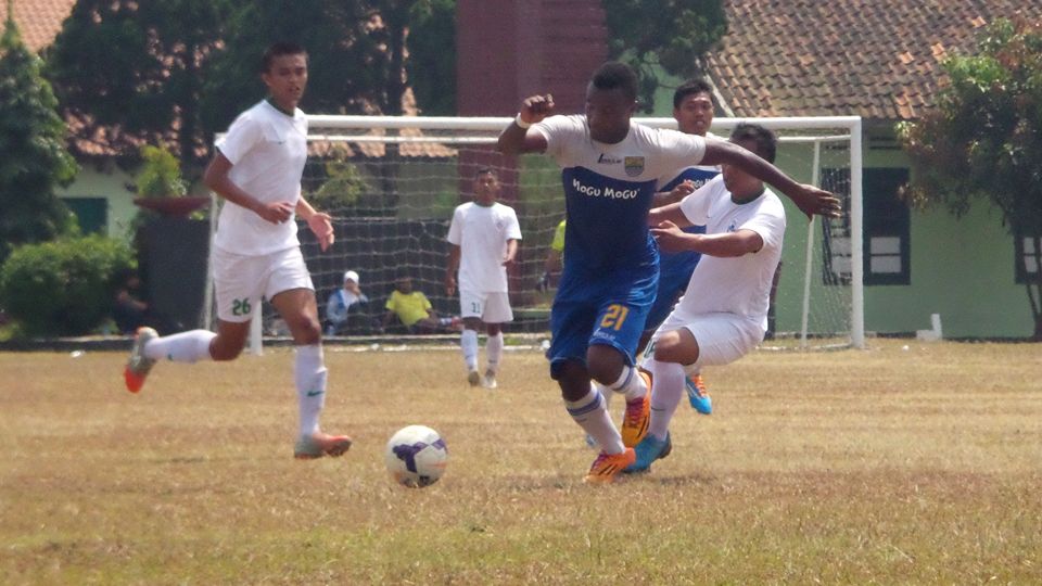 Persib Bandung saat beruji coba dengan PSKC Kota Cimahi di Lapangan Pusdikpom, Cimahi, Sabtu (20/09/14). Persib menang telak 11-1. Copyright: &copy; Ginanjar/INDOSPORT